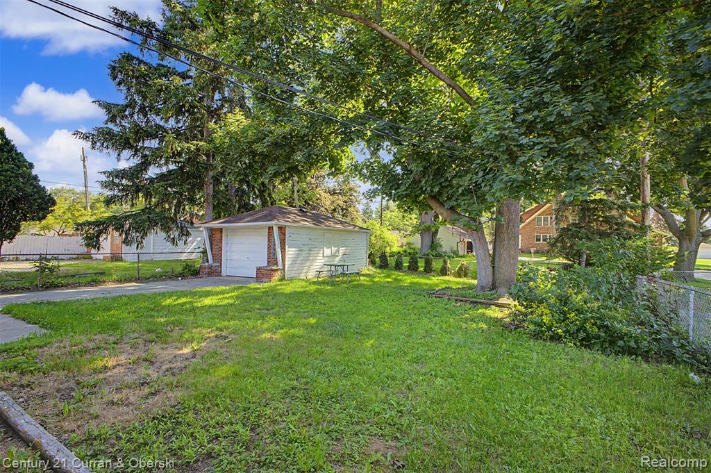 8212 GLENGARY Street, Dearborn Heights, MI 48127 — Photo 35