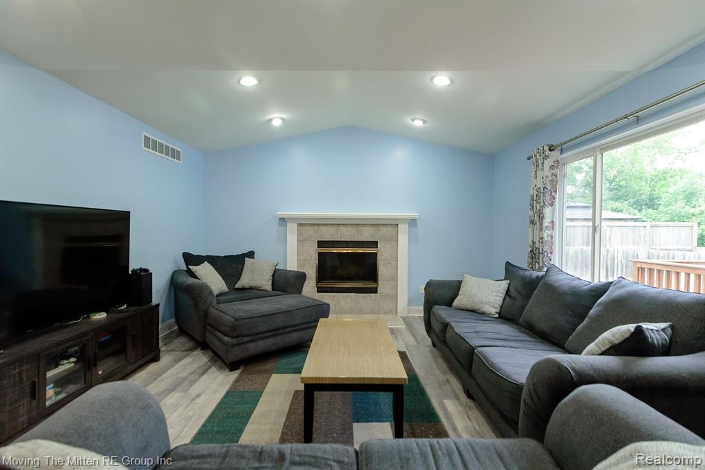 5861 MEADOWGREENE Drive, Waterford, MI 48327 — Photo 18