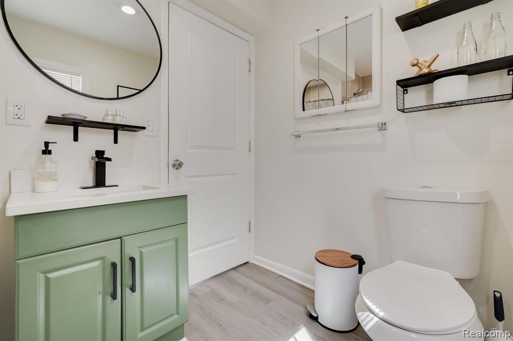 71 W DALLAS Avenue, Madison Heights, MI 48071 — Photo 12