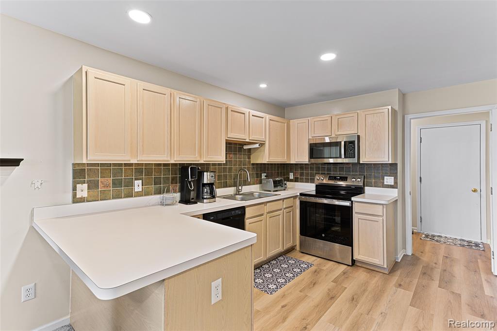 1033 Calpernia, Wixom, MI — Photo 8
