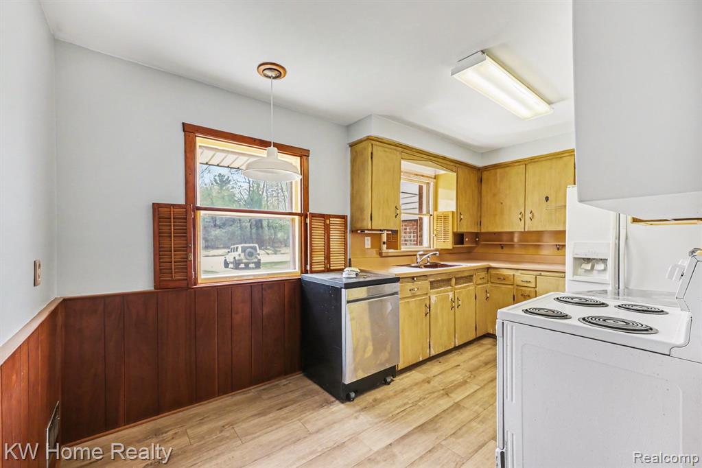 26932 W 6 Mile Road N, Redford, MI 48240 — Photo 8