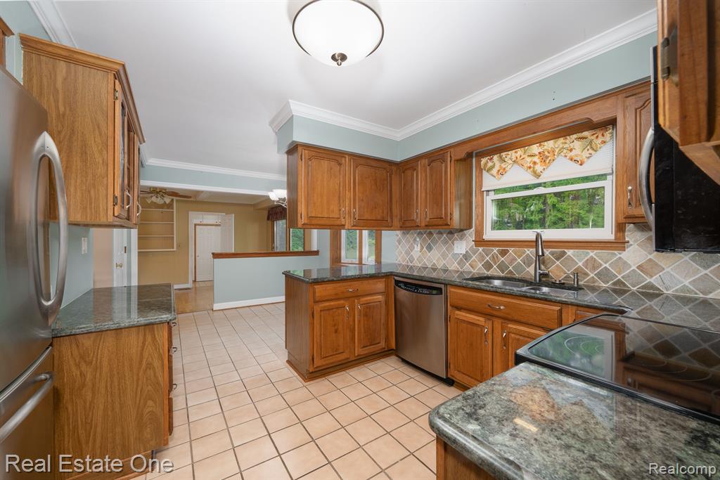 563 MILLSTONE Drive, Rochester Hills, MI 48309 — Photo 30