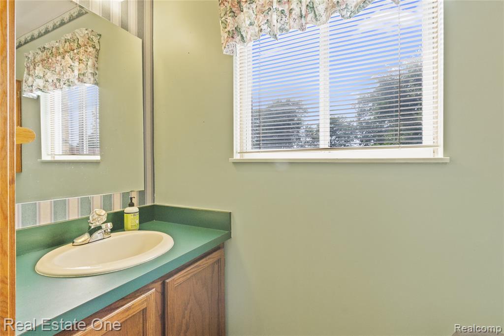 5955 BEECH DALY RD, Dearborn Heights, MI 48127 — Photo 8