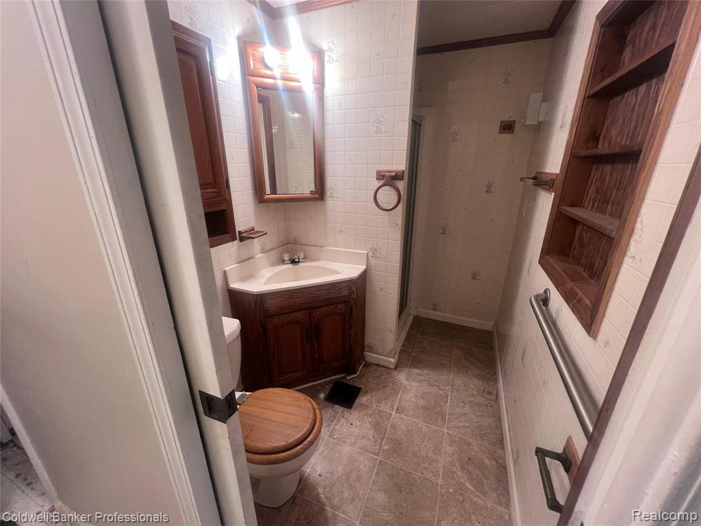 904 Rowland Road, Leonard, MI 48367 — Photo 17