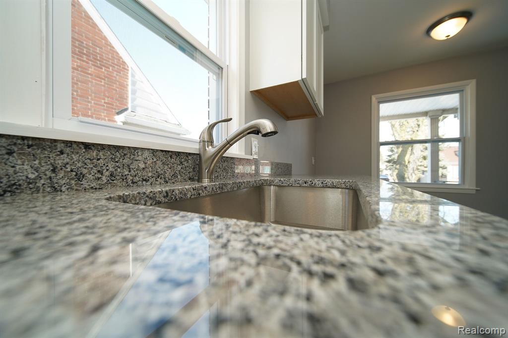 927 CLEOPHUS Parkway, Lincoln Park, MI 48146 — Photo 14