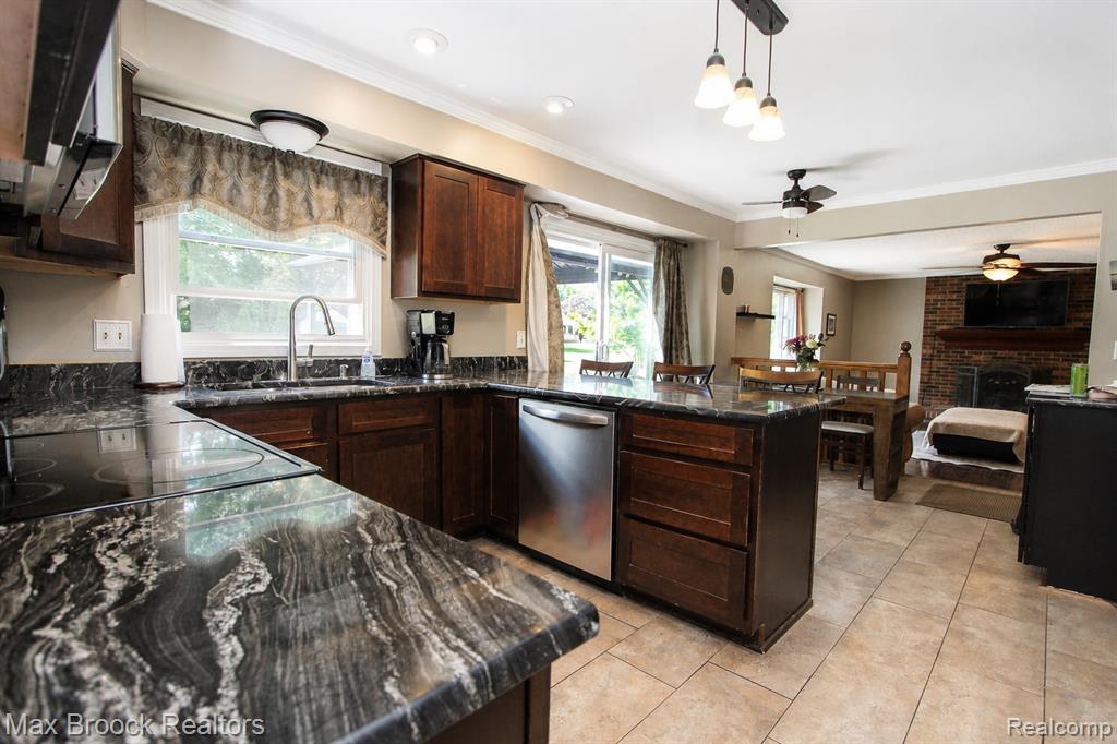 8952 Cynthia Court, Commerce Twp, MI 48382 — Photo 18