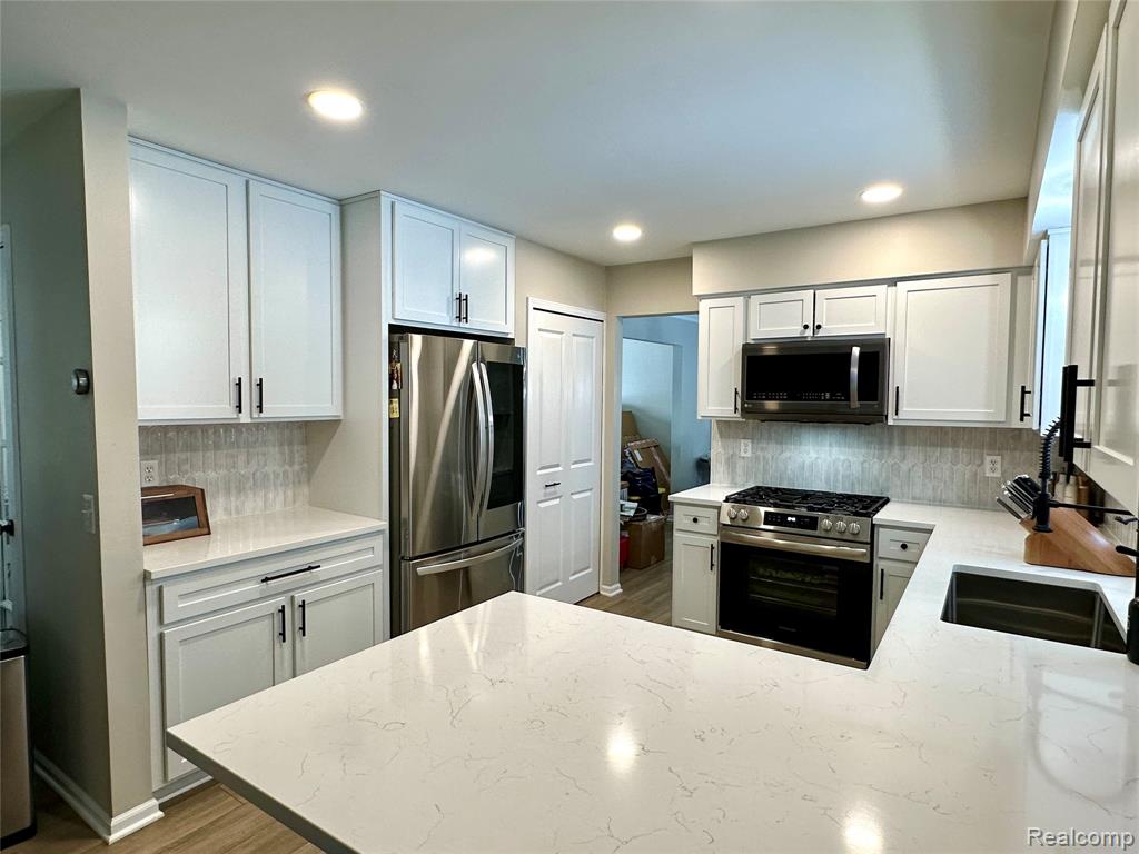 85 Overlake Drive, Lake Orion, MI 48362 — Photo 9