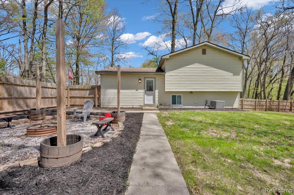 4965 CRESTVIEW Drive, Clarkston, MI 48348 — Photo 4