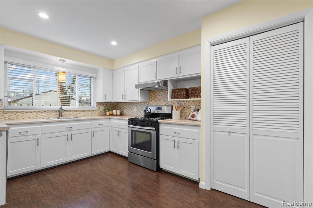 9369 CALIFORNIA Street, Livonia, MI 48150 — Photo 18