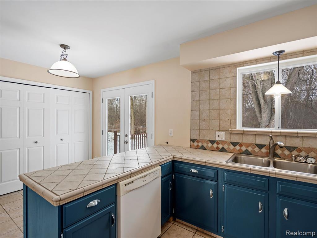 6652 DOYON Drive N, Waterford, MI 48327 — Photo 16