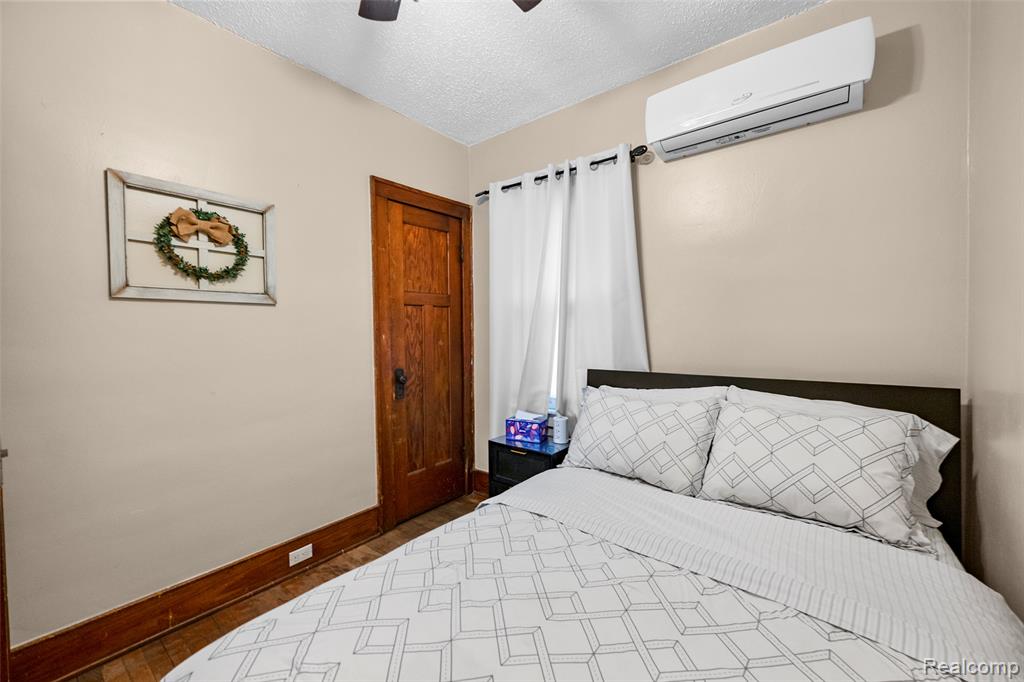 2257 Hewitt Street, Hamtramck, MI 48212 — Photo 43
