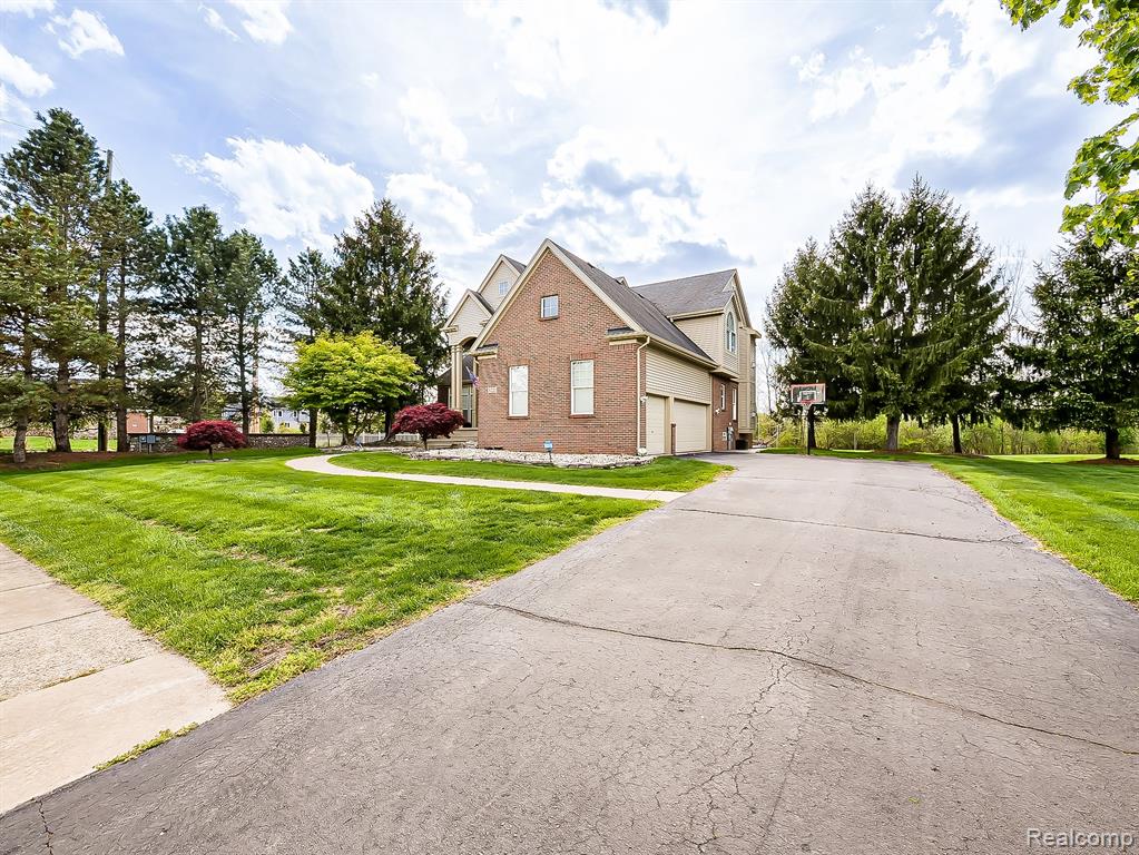 5221 Sandlewood Drive, Commerce Twp, MI 48382 — Photo 56