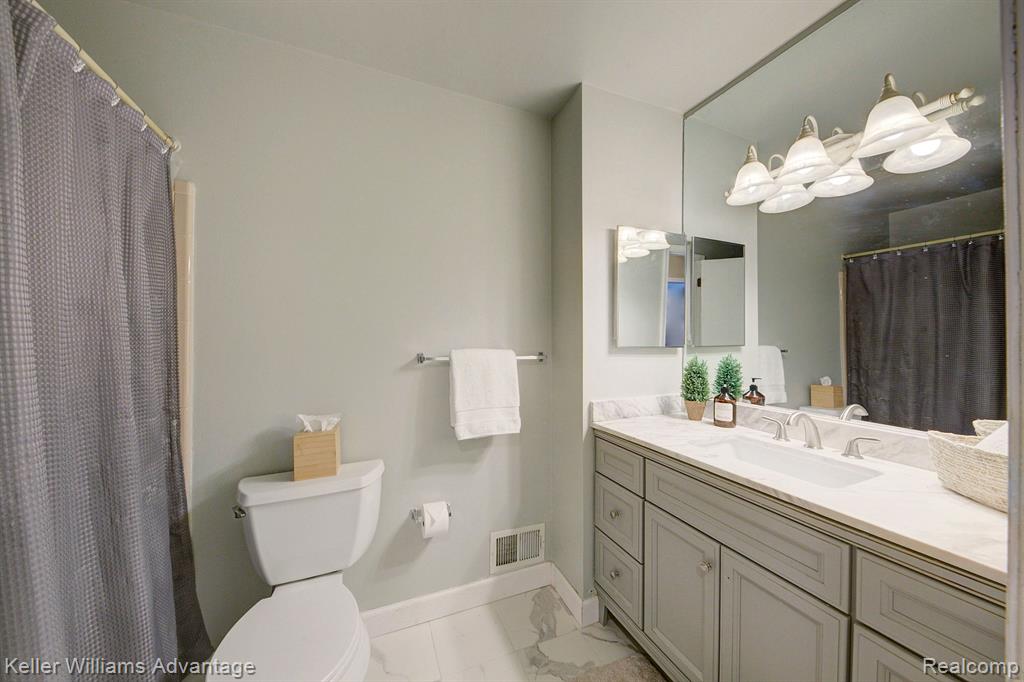 1612 WIMBLEDON Drive, Walled Lake, MI 48390 — Photo 17