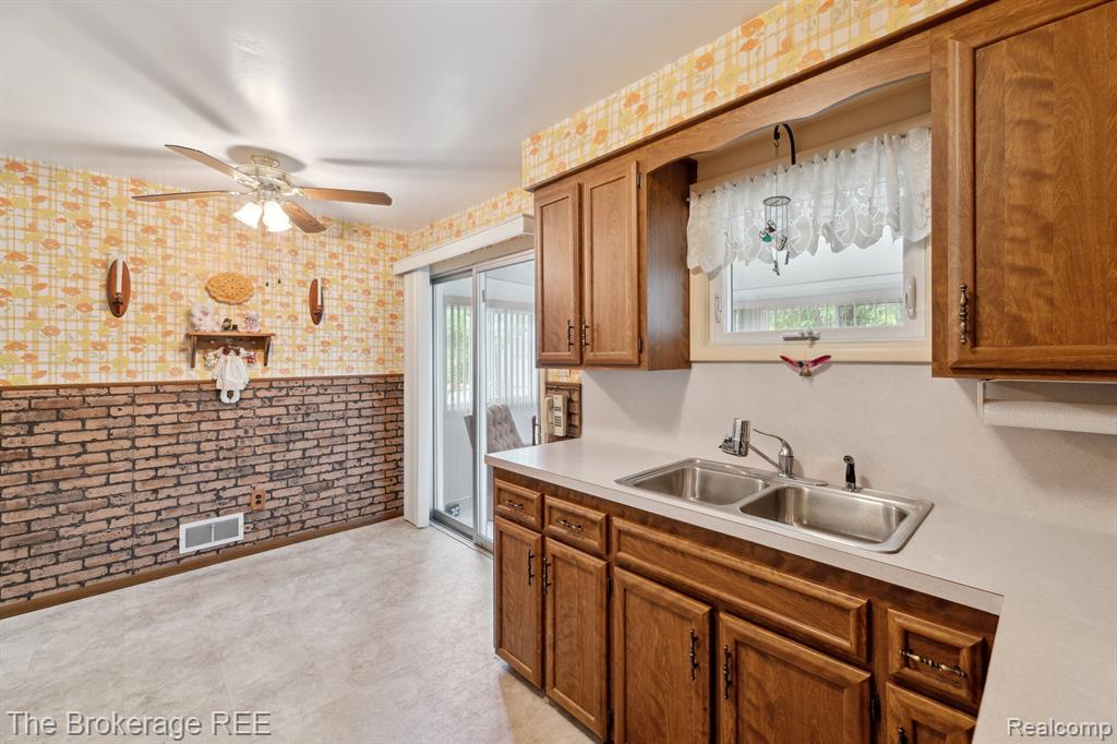 812 E Atherton Road, Flint, MI 48507 — Photo 12