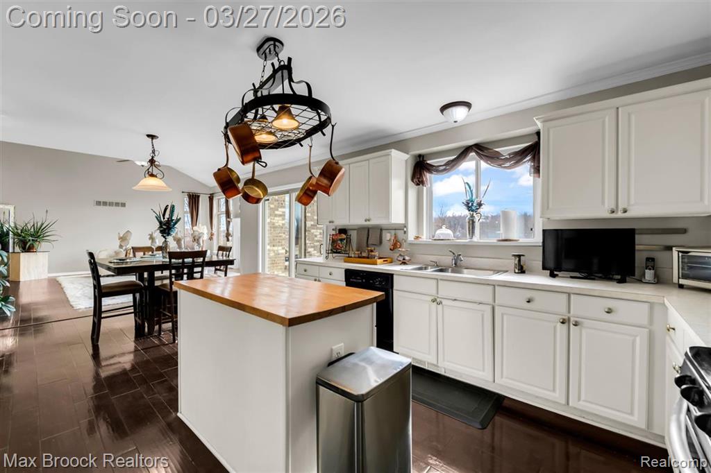 1086 Williamson Circle, Pontiac, MI 48340 — Photo 16