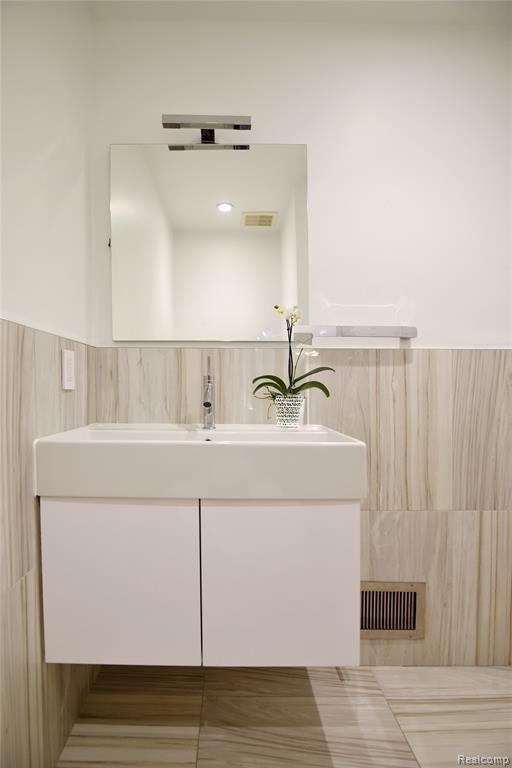 32175 Spruce Lane, Beverly Hills, MI 48025 — Photo 15