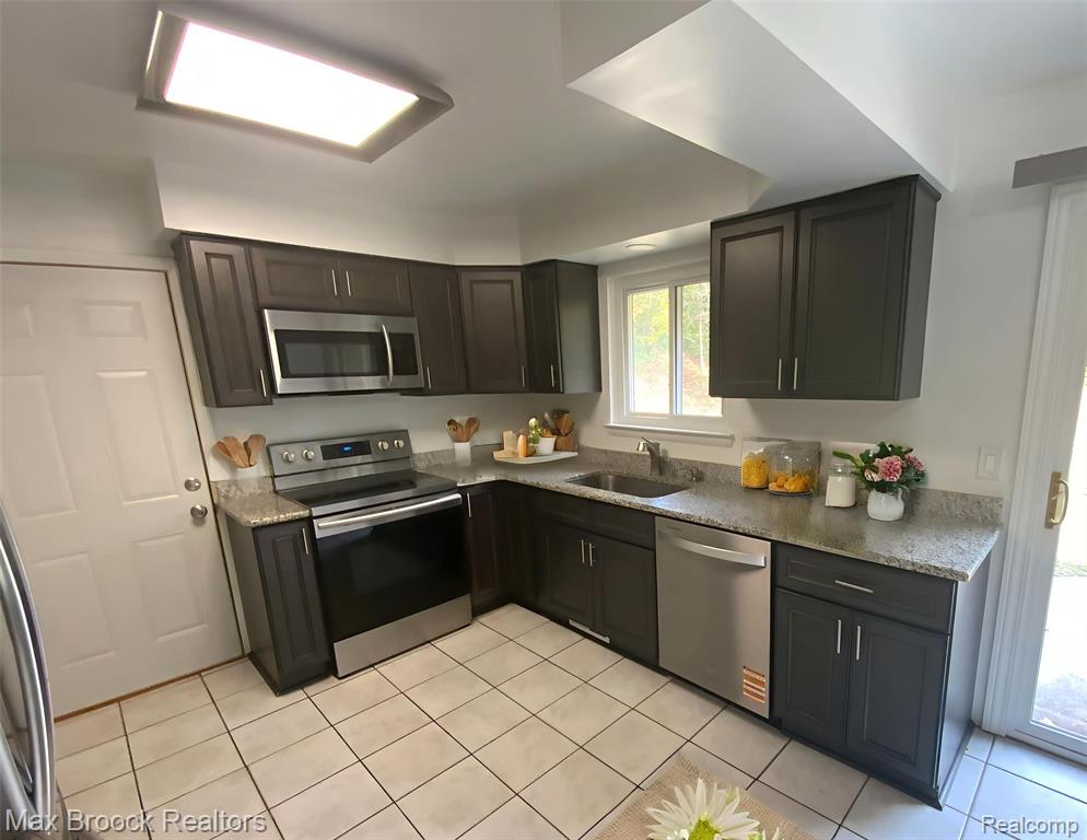 5715 SUNNYCREST Drive, West Bloomfield, MI 48323 — Photo 5