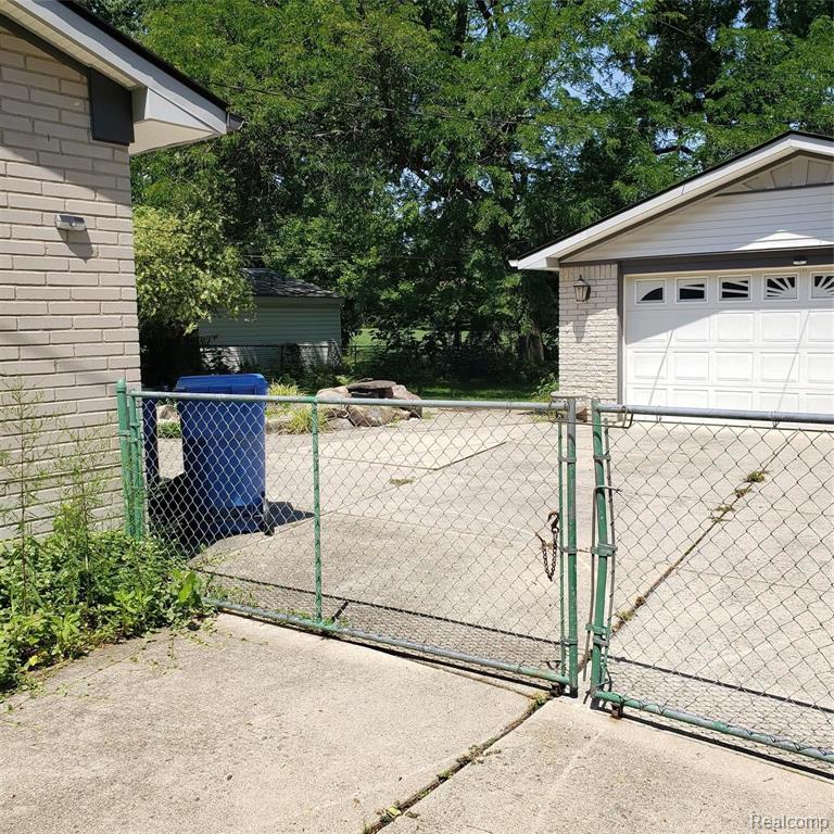 26656 Rouge River Dr Drive, Dearborn Heights, MI 48127 — Photo 9