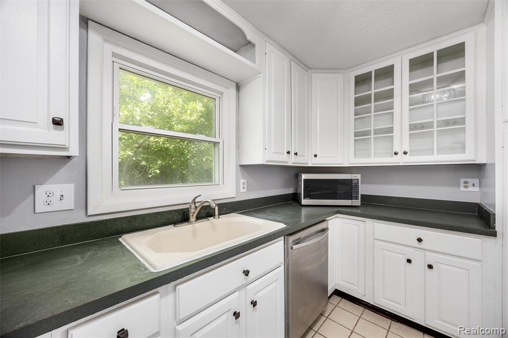 4942 Butler Drive, Troy, MI 48085 — Photo 9