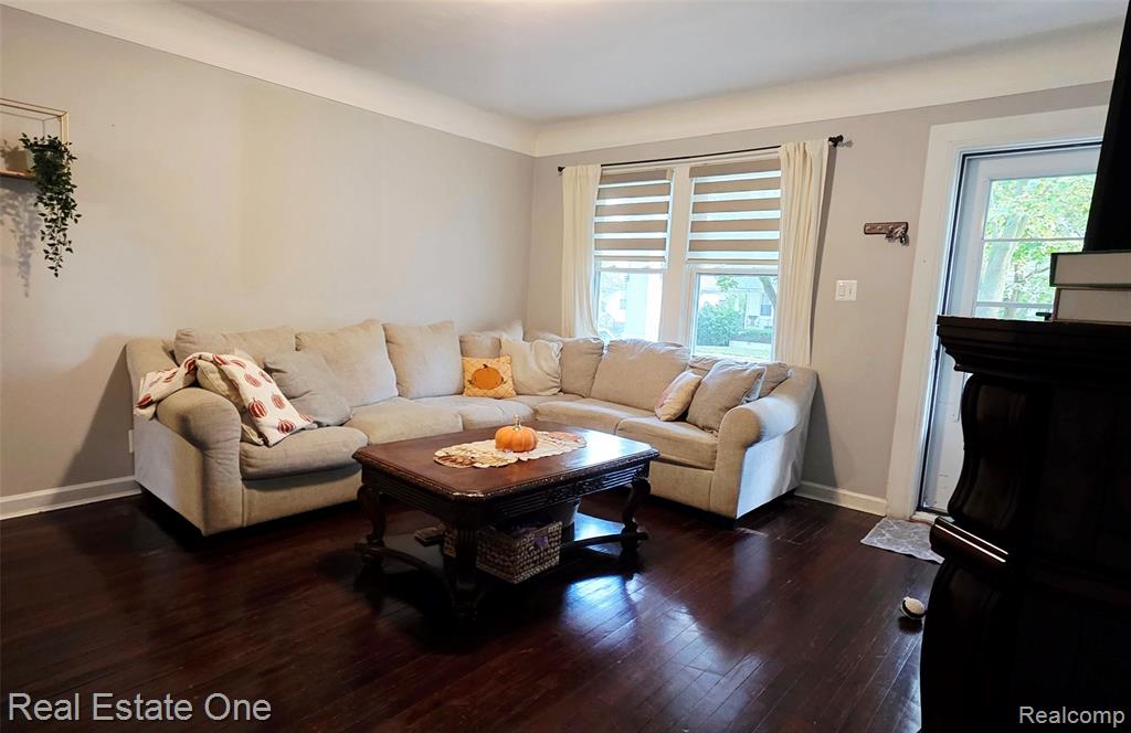 611 E Bernhard Avenue, Hazel Park, MI 48030 — Photo 4