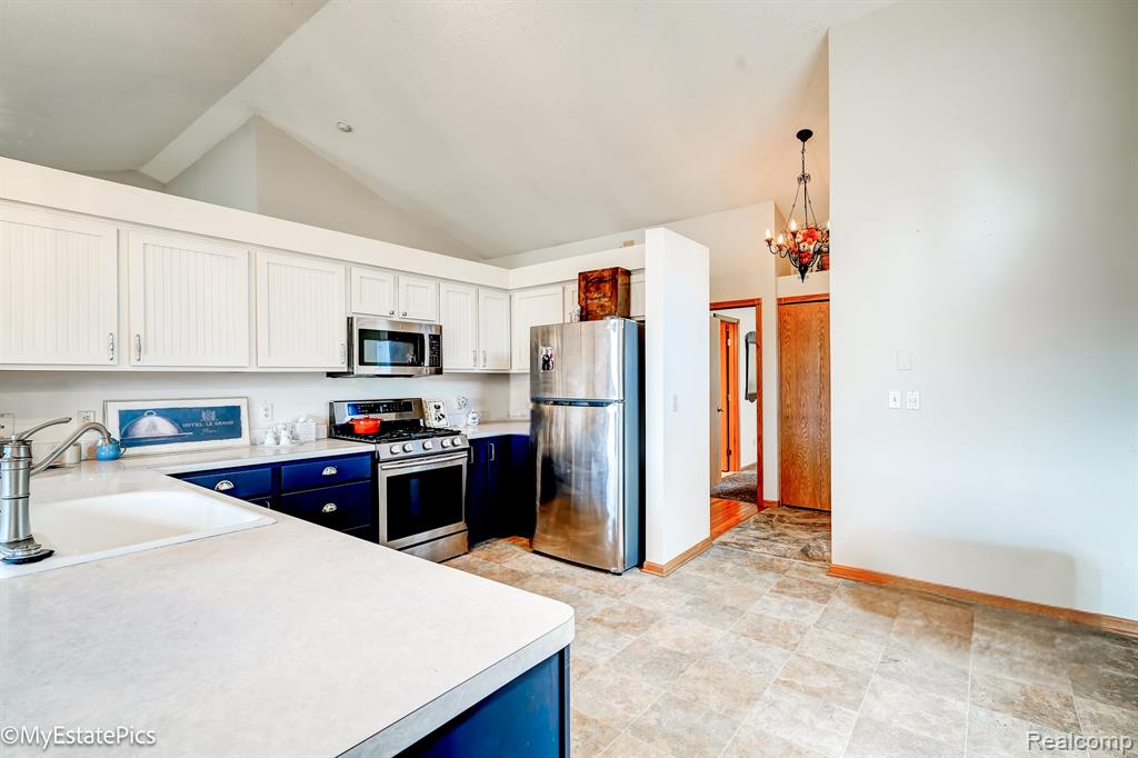 1807 PEBBLE CREEK Drive, Canton, MI 48188 — Photo 18