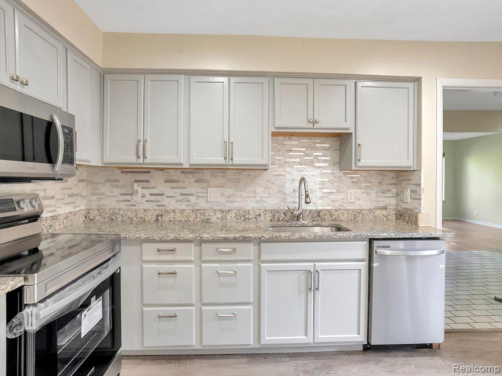 3092 LINDENWOOD Drive, Dearborn, MI 48120 — Photo 12
