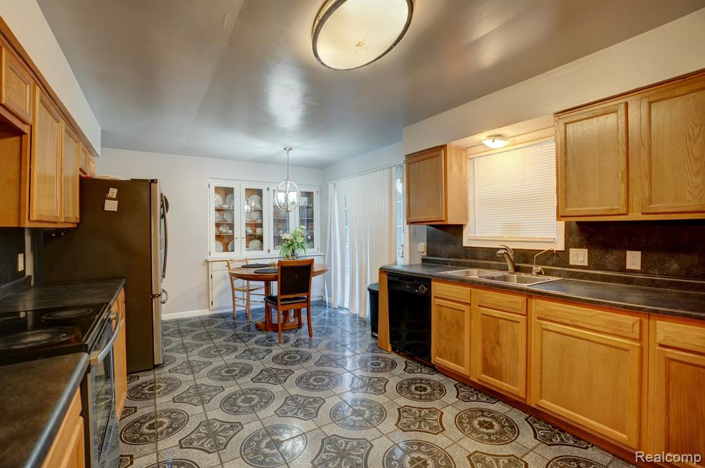 4048 W CARPENTER Road, Flint, MI 48504 — Photo 9