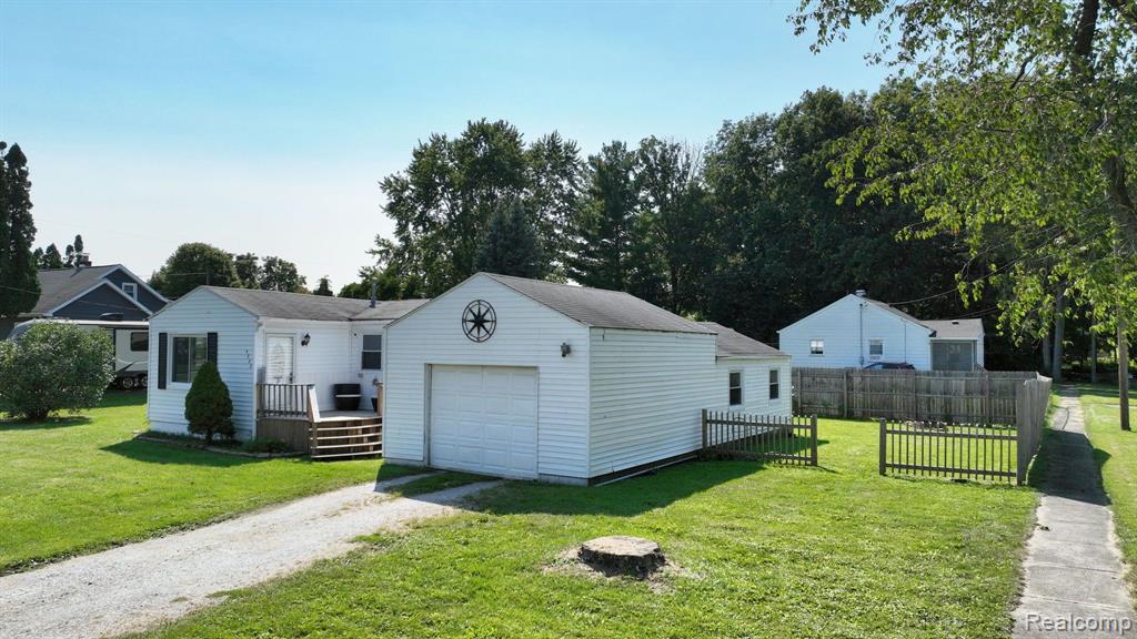 4322 GREENLY Street, Burton, MI 48529 — Photo 4