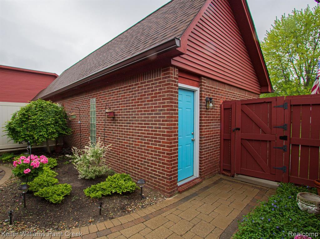 42200 LOCHMOOR Street, Clinton Twp, MI 48038 — Photo 4