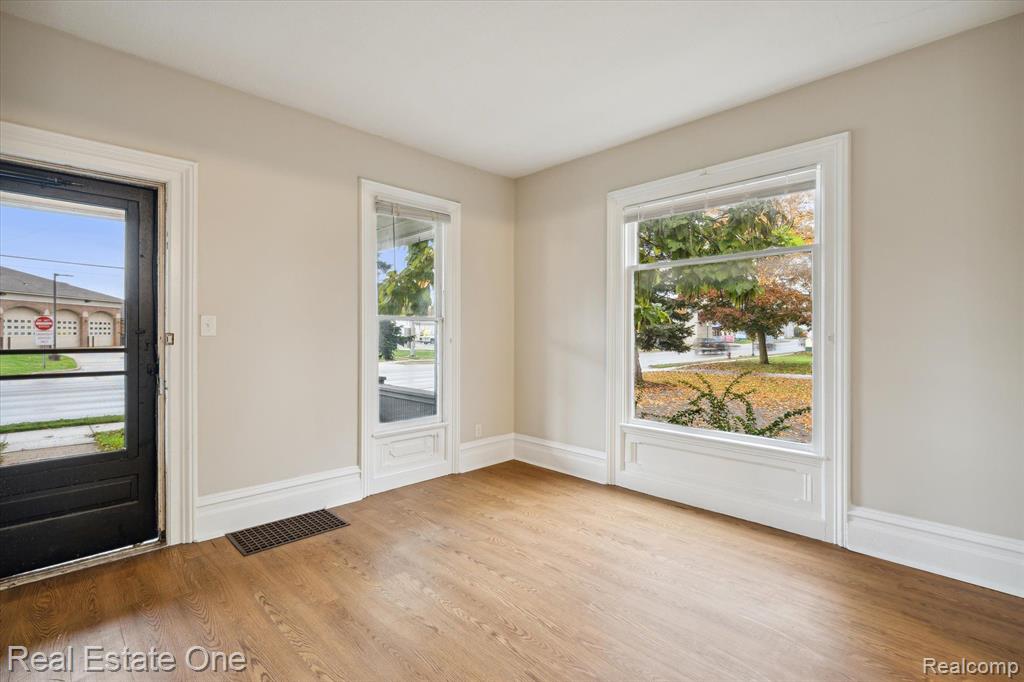 95 N WASHINGTON Street, Oxford, MI 48371 — Photo 8
