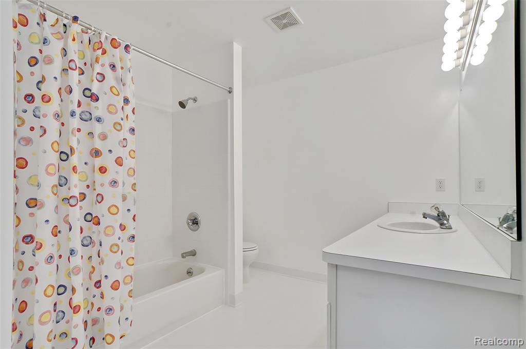 5501 Jeanne Marie Drive, White Lake, MI 48383 — Photo 16
