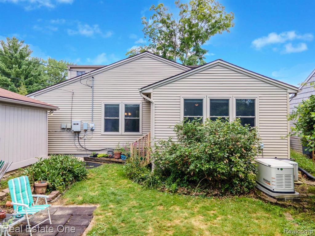1938 Beverly Street, Sylvan Lake, MI 48320 — Photo 8