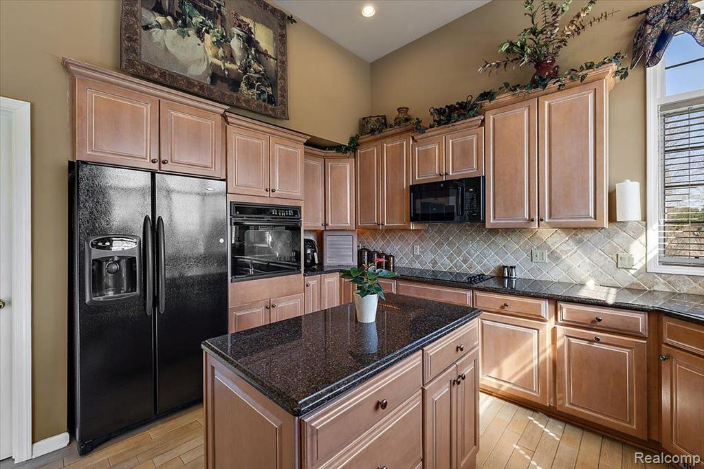 8449 S SHORE Drive, Clarkston, MI 48348 — Photo 23