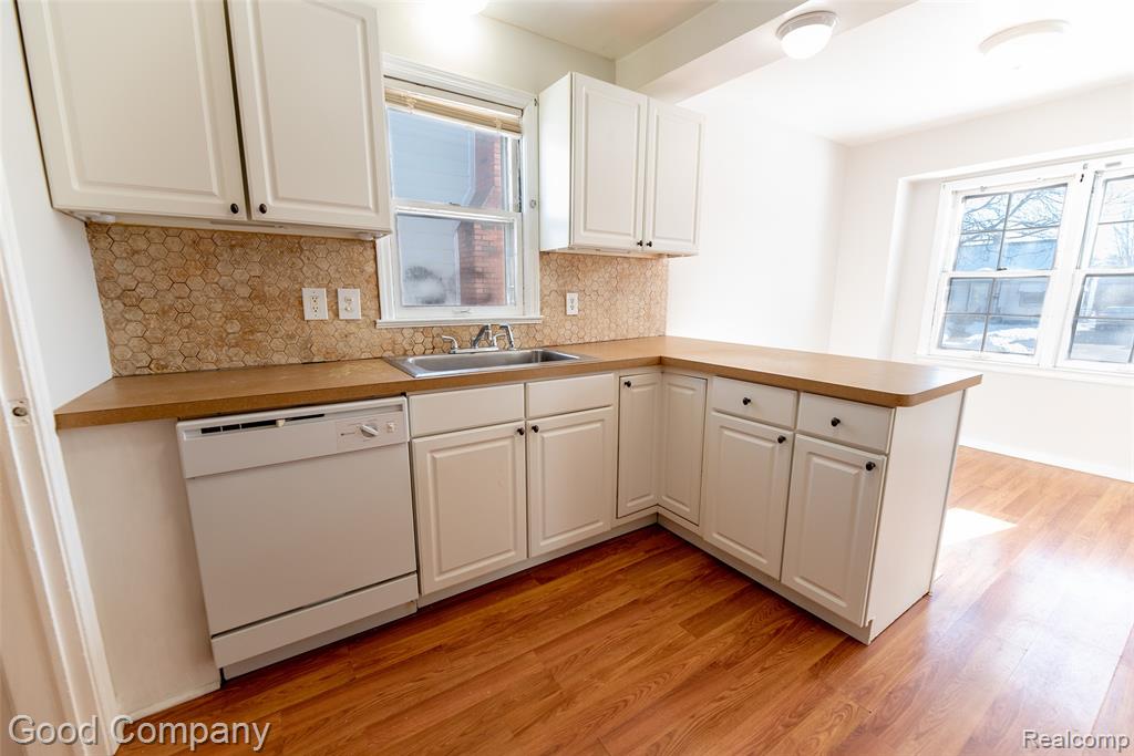 18953 Woodcrest Street, Harper Woods, MI 48225 — Photo 13