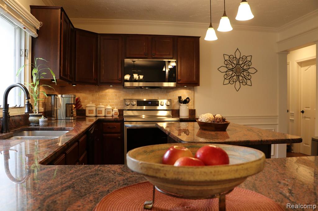 46877 W ANN ARBOR Trail, Plymouth, MI 48170 — Photo 8