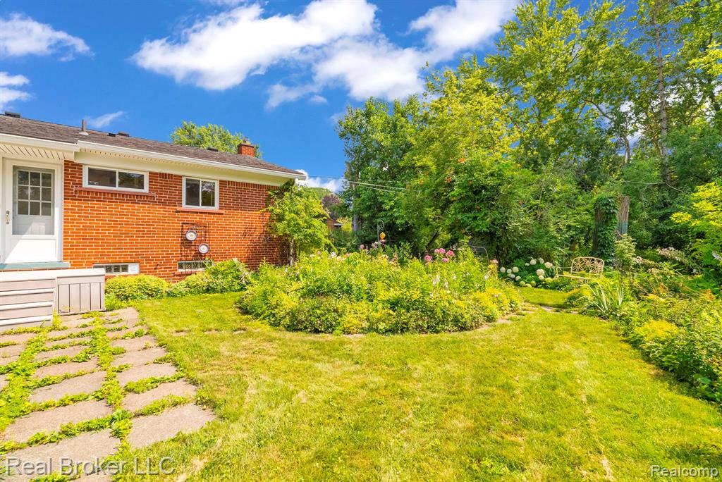42347 Brentwood Drive, Plymouth, MI 48170 — Photo 37