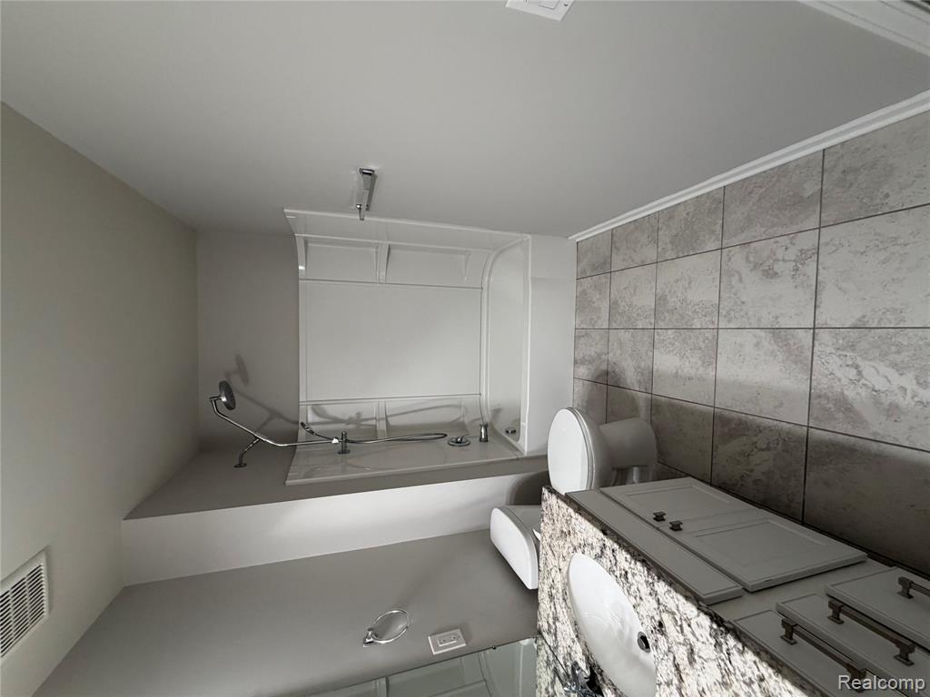31065 Tremont Lane, Beverly Hills, MI 48025 — Photo 33