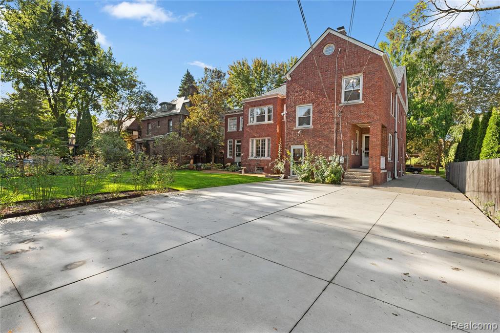 1450 Iroquois Street, Detroit, MI 48214 — Photo 57