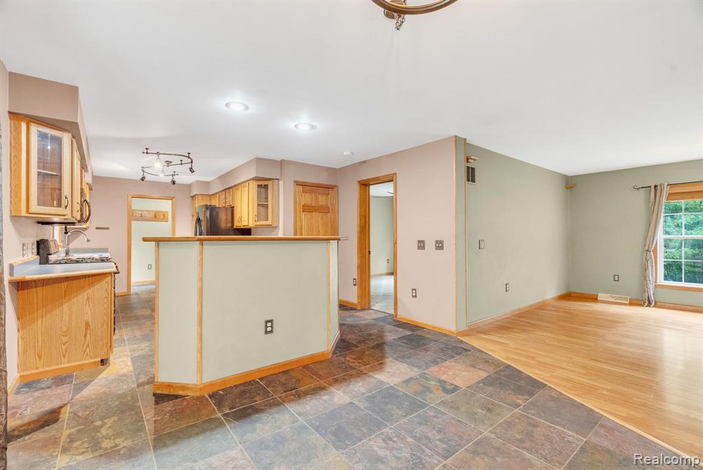 6917 CHASE LAKE Road, Fowlerville, MI 48836 — Photo 14