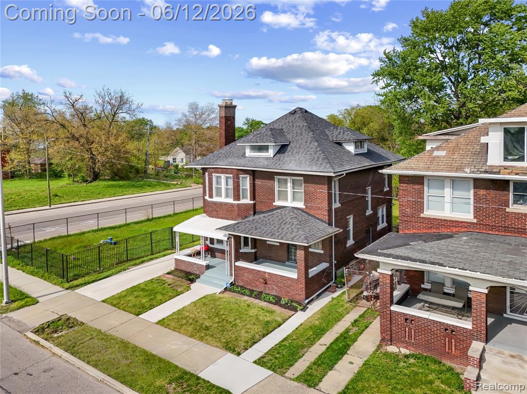 1066 E Grand Boulevard - Photo 3