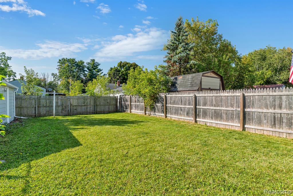619 VERMILYA Avenue, Flint, MI 48507 — Photo 28