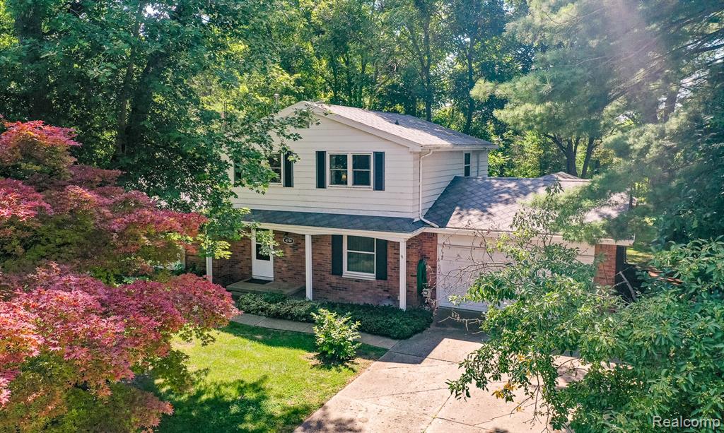 4154 Knollwood Drive, Grand Blanc, MI 48439 — front exterior