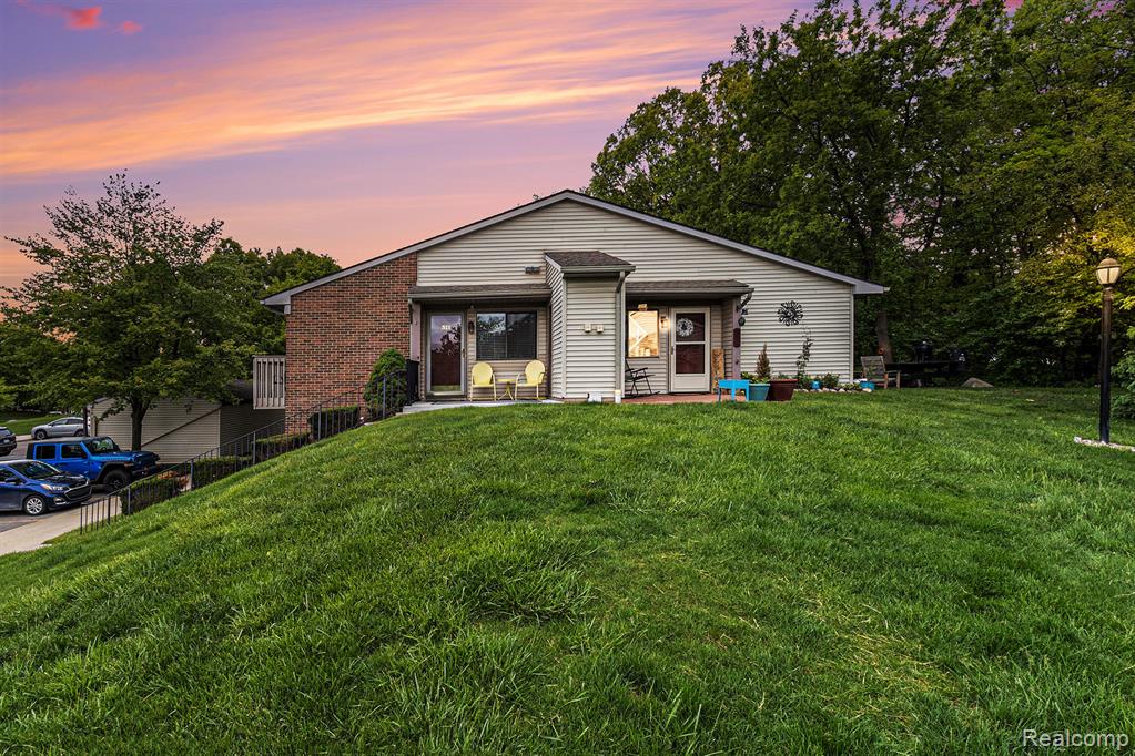 313 Spring Brooke Drive, Brighton, MI 48116 — Photo 2