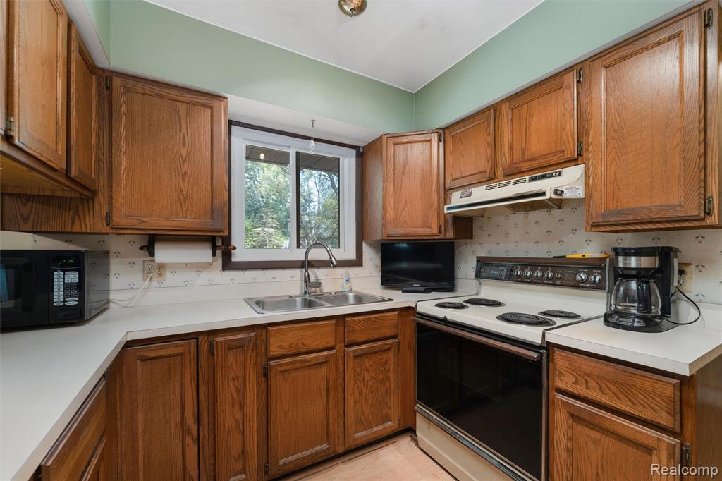 711 S Newman Road, Lake Orion, MI 48362 — Photo 10