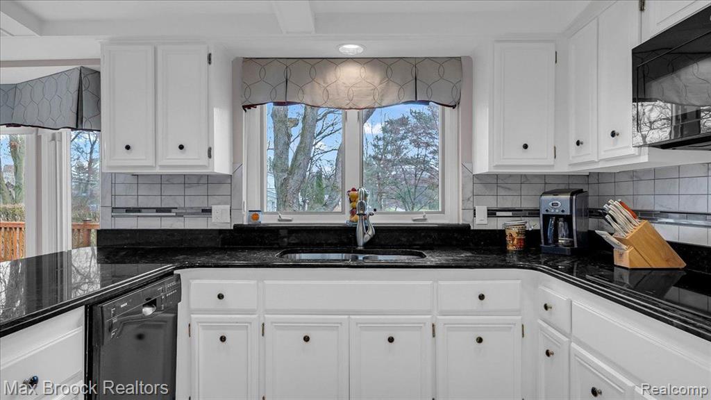 404 SHELLBOURNE Drive, Rochester Hills, MI 48309 — Photo 13