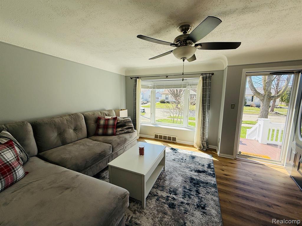 669 CHIPPEWA Street, Mount Clemens, MI 48043 — Photo 9