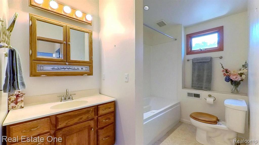 1938 Beverly Street, Sylvan Lake, MI 48320 — Photo 45
