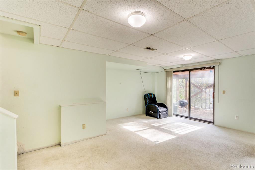 24547 PRIMROSE Lane, Southfield, MI 48033 — Photo 16