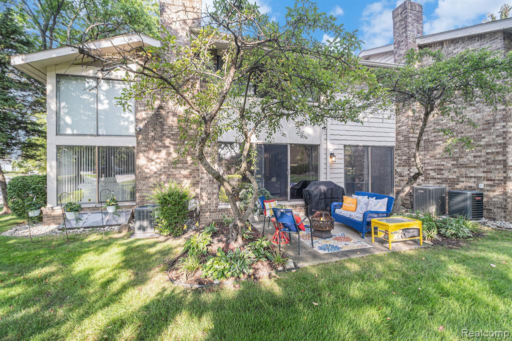 7357 Creek View Circle, West Bloomfield, MI — Photo 34
