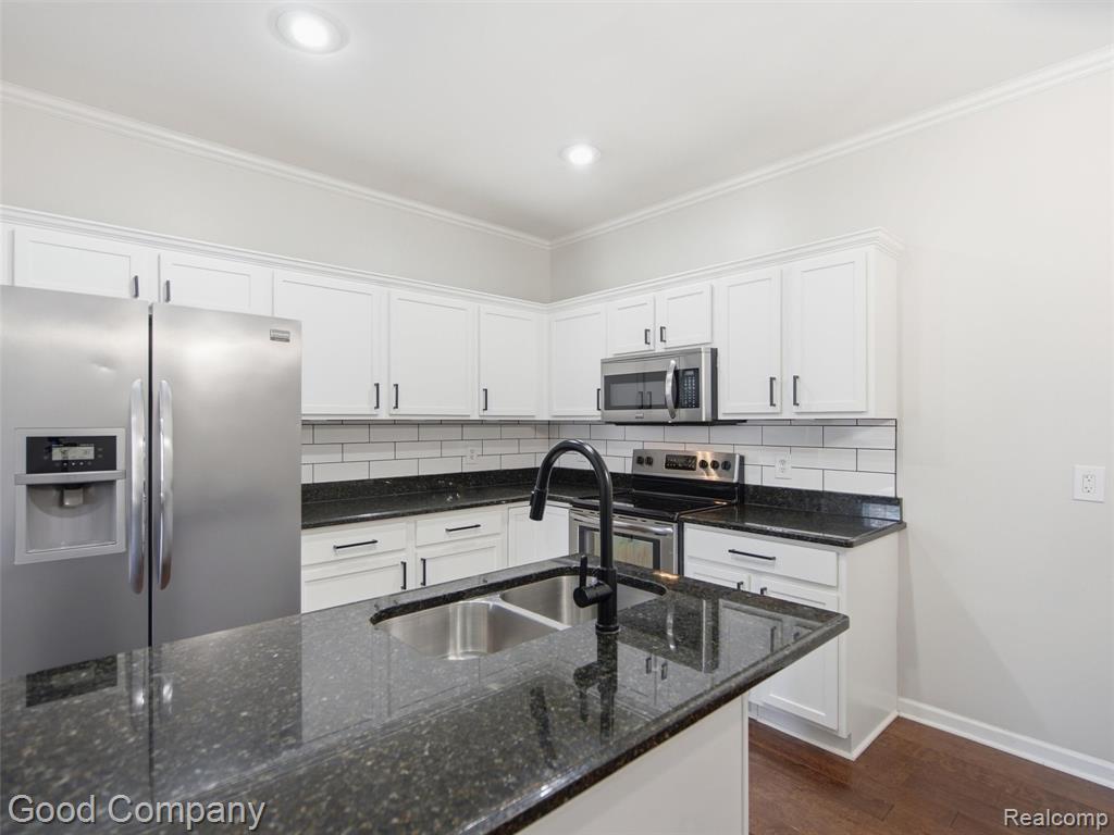 56612 Sunset Drive, Utica, MI 48316 — Photo 9